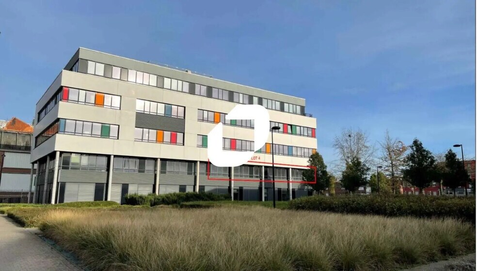 Office in Roubaix for lease - Building Photo - Image 2 of 7