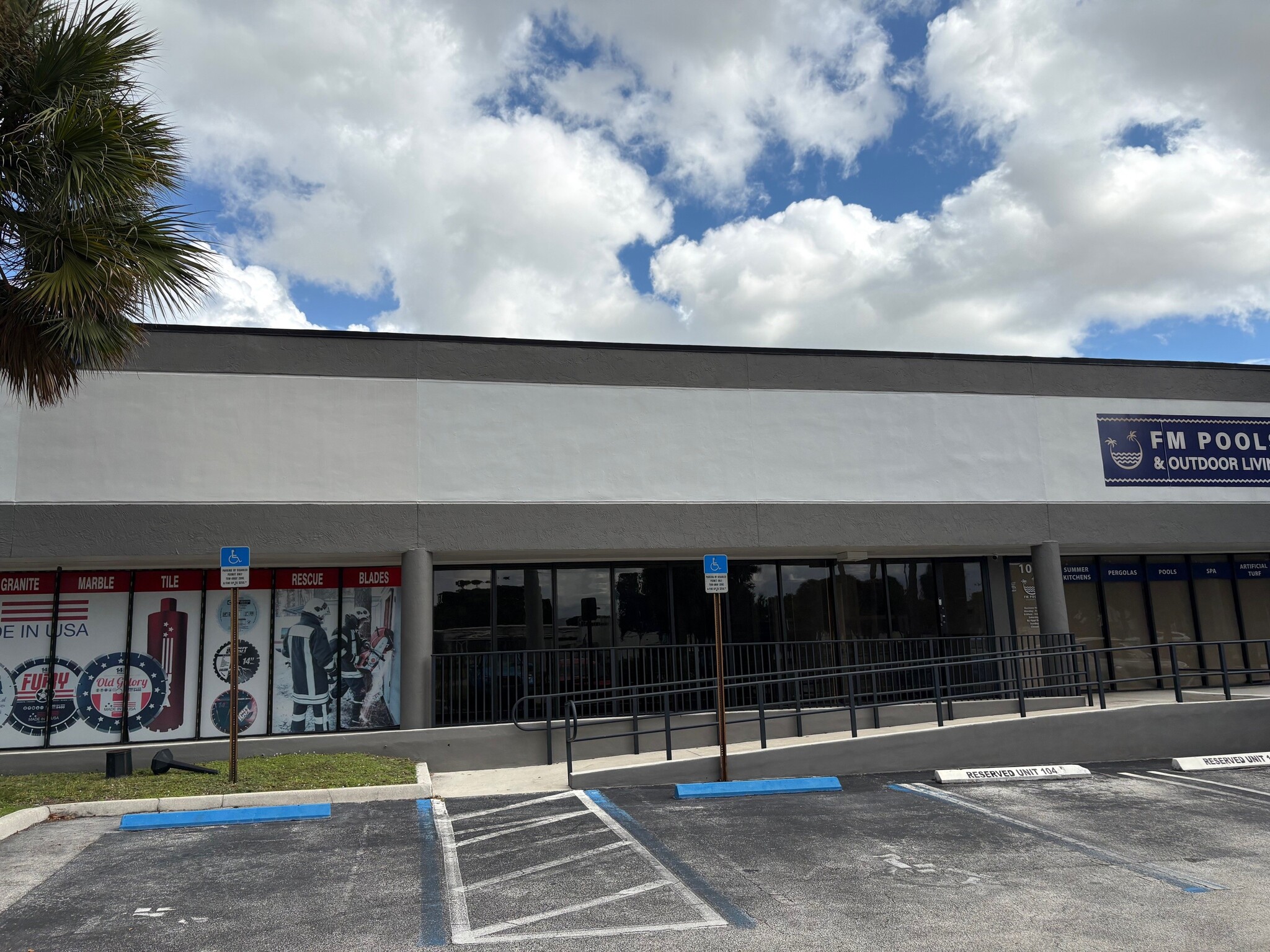 2570-2580 N Powerline Rd, Pompano Beach, FL for lease Building Photo- Image 1 of 12