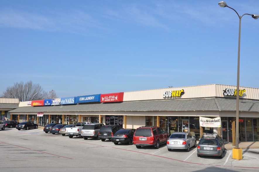 917 N Hampton Rd, DeSoto, TX for lease - Building Photo - Image 2 of 3