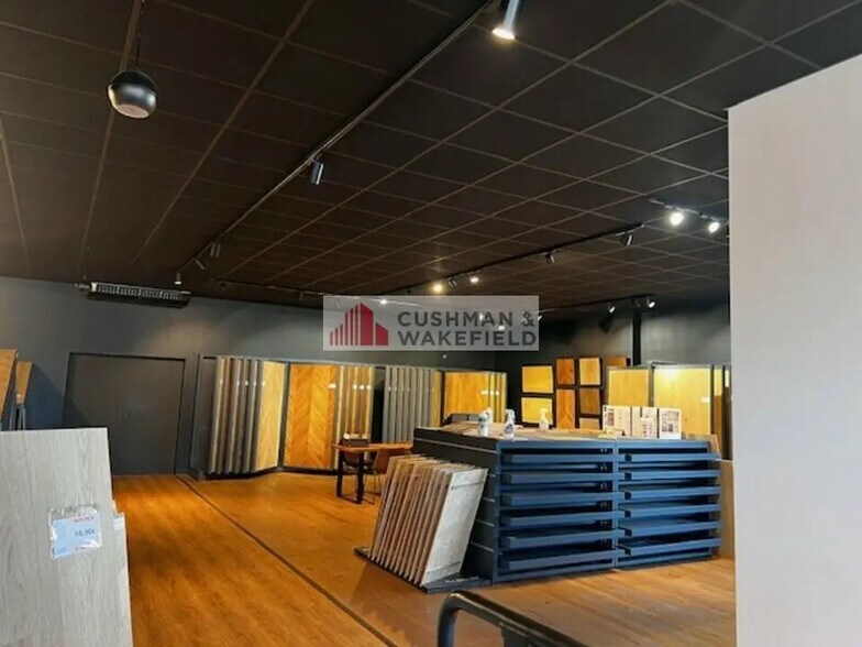 Retail in Nîmes for lease - Interior Photo - Image 2 of 3