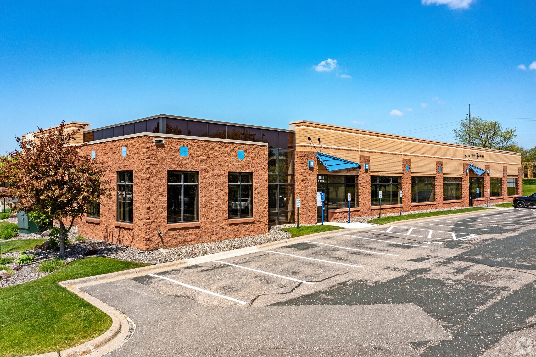 1886018900 Lake Dr E, Chanhassen, MN 55317