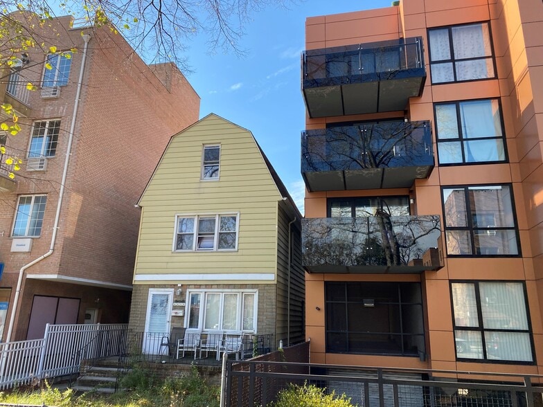 4318 214th Pl, Bayside, NY for sale - Primary Photo - Image 1 of 1