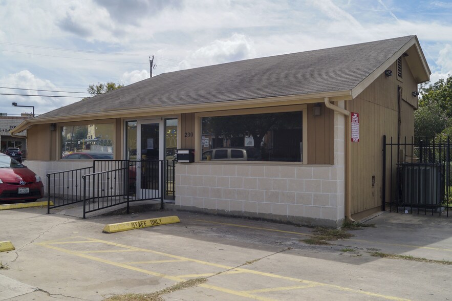 230 E Fredericksburg Rd, San Antonio, TX for lease - Exterior photo - Image 1 of 3