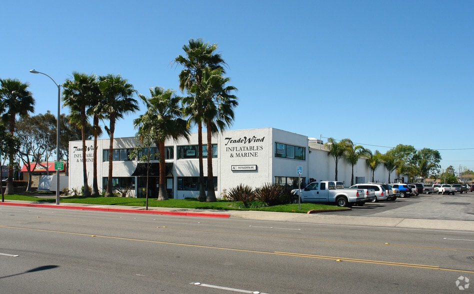 1945 Placentia Ave, Costa Mesa, CA for lease - Primary Photo - Image 1 of 2