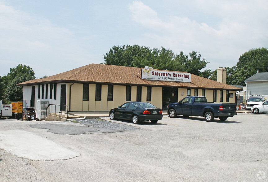 Salerno’s Restaurant & Catering portfolio of 2 properties for sale on LoopNet.com - Primary Photo - Image 1 of 2