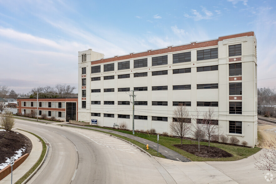 120 E Clark St, Freeport, IL for lease - Building Photo - Image 1 of 9