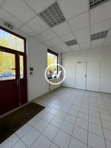 Flex in Sarcelles for lease - Building Photo - Image 3 of 13