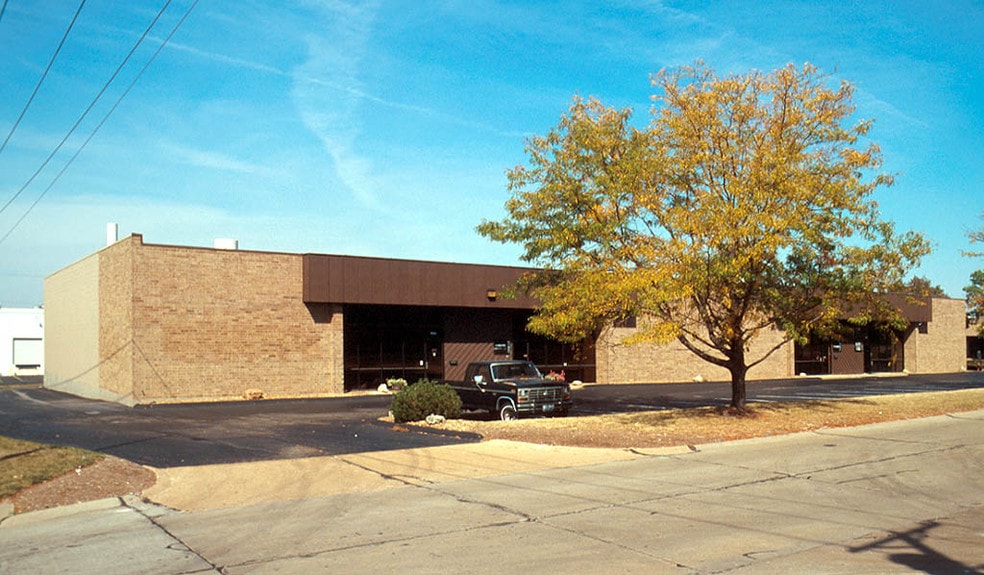 11905-11923 Borman Dr, Maryland Heights, MO for lease - Building Photo - Image 2 of 8