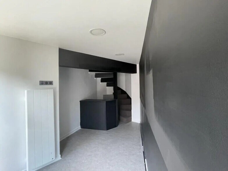 Retail in Vannes for lease - Interior Photo - Image 1 of 3