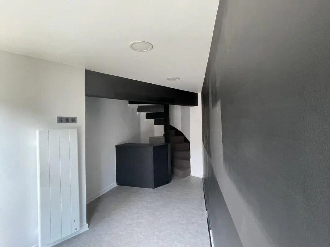 Retail in Vannes for lease Interior Photo- Image 1 of 4