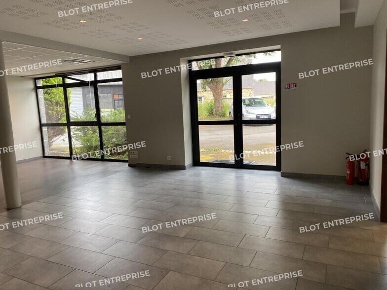 Office in Miniac-Morvan for lease - Interior Photo - Image 3 of 7