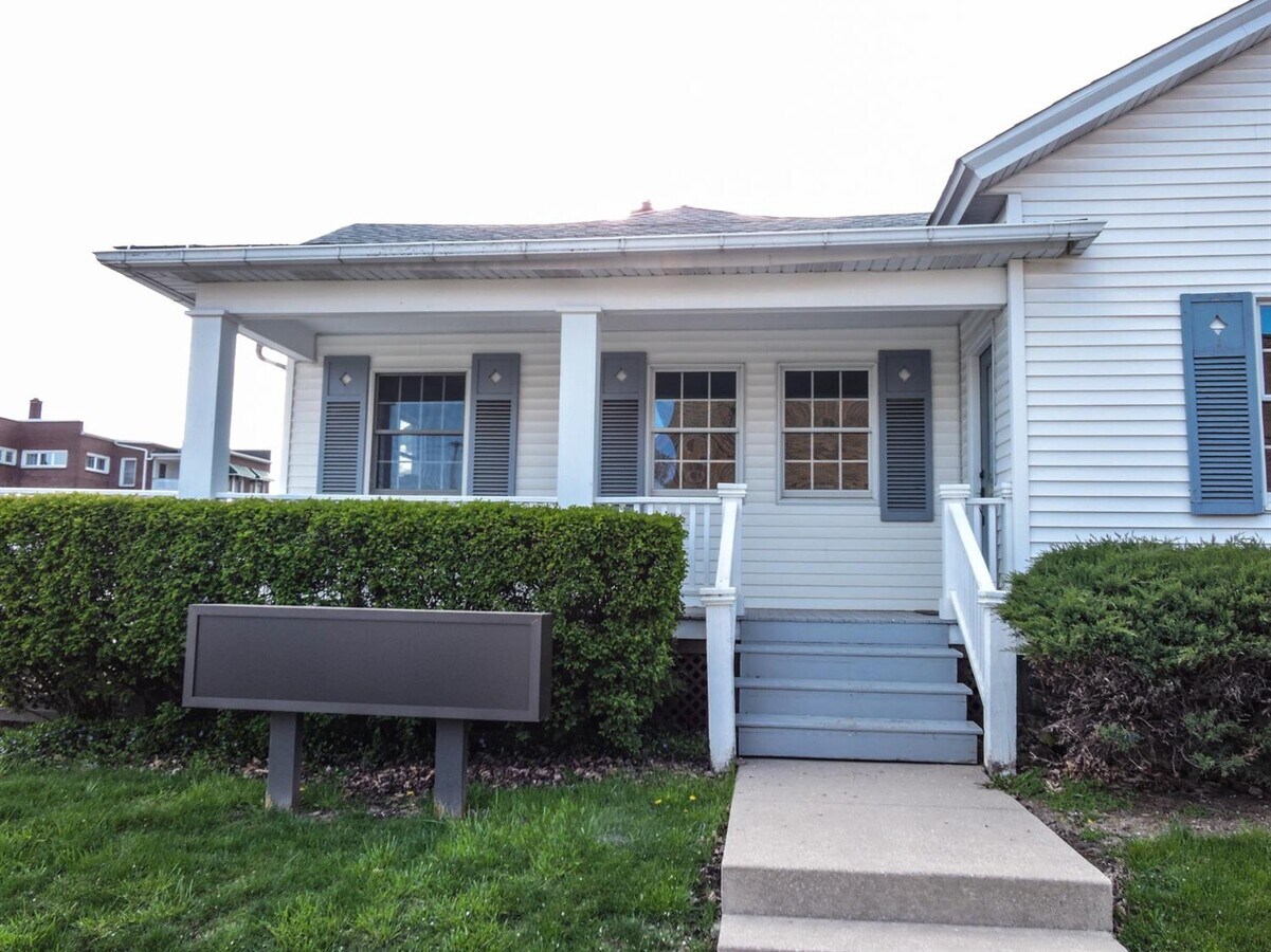 105 Lafayette St, Valparaiso, IN 46383