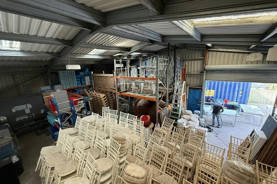 333 Connaught Rd, Brookwood for sale - Interior Photo - Image 3 of 4