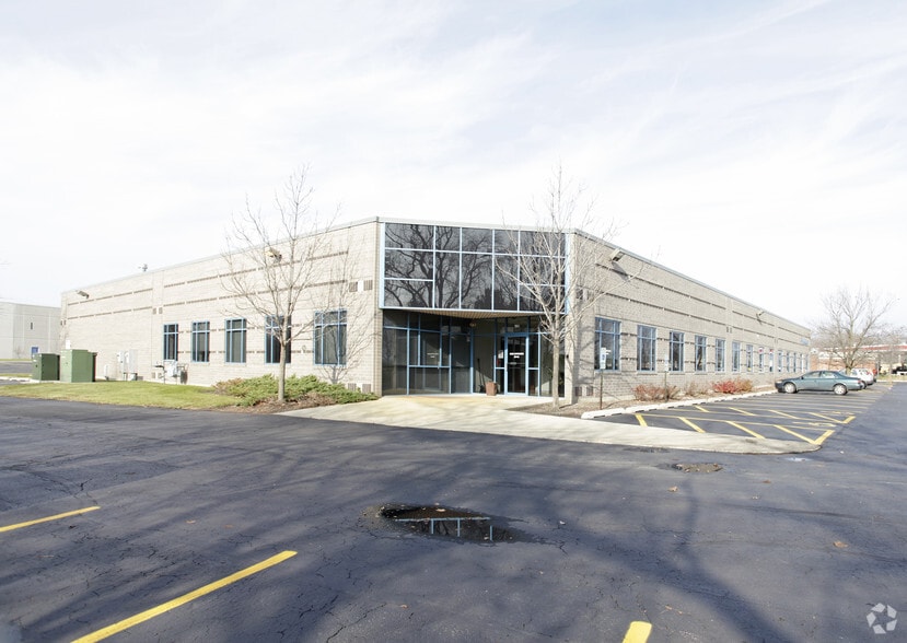 620-630 S Butterfield Rd, Mundelein, IL for lease - Primary Photo - Image 1 of 6