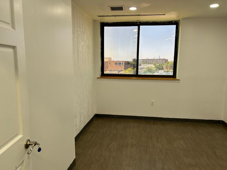 5414 74th St, Elmhurst, NY for lease - Building Photo - Image 3 of 11