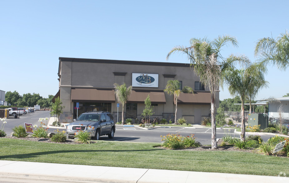 515 Noble Ave, Farmersville, CA for lease - Building Photo - Image 2 of 7