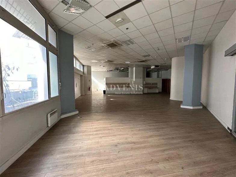 Retail in Noisy-le-Grand for lease - Interior Photo - Image 2 of 6