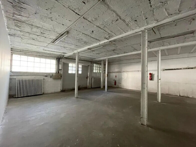 Flex in for lease - Interior Photo - Image 2 of 4