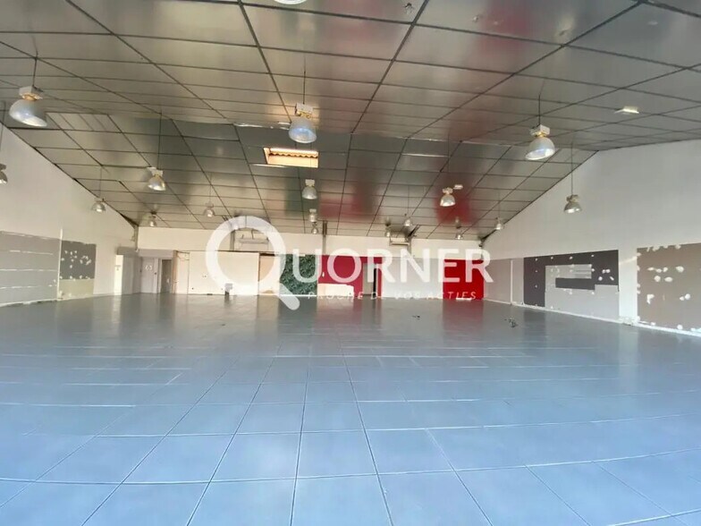 Retail in Puget-sur-Argens for lease - Interior Photo - Image 1 of 4