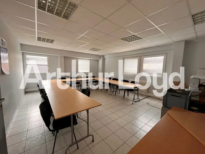 Office in Ifs for lease - Interior Photo - Image 3 of 4