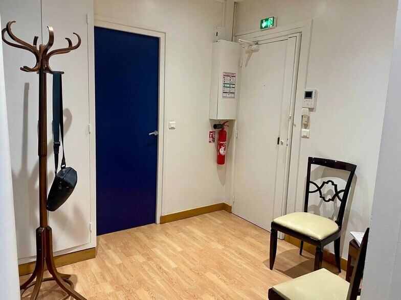 Office in Neuilly-sur-Seine for lease - Interior Photo - Image 2 of 7