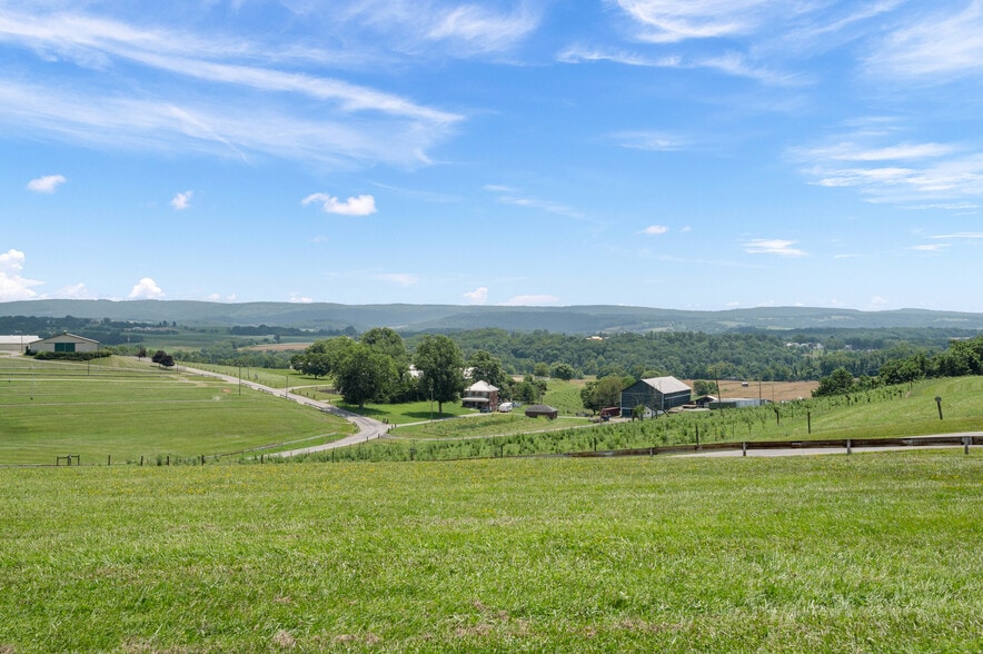 2006 Mount Pleasant Rd, Greensburg, PA for sale - Building Photo - Image 3 of 29