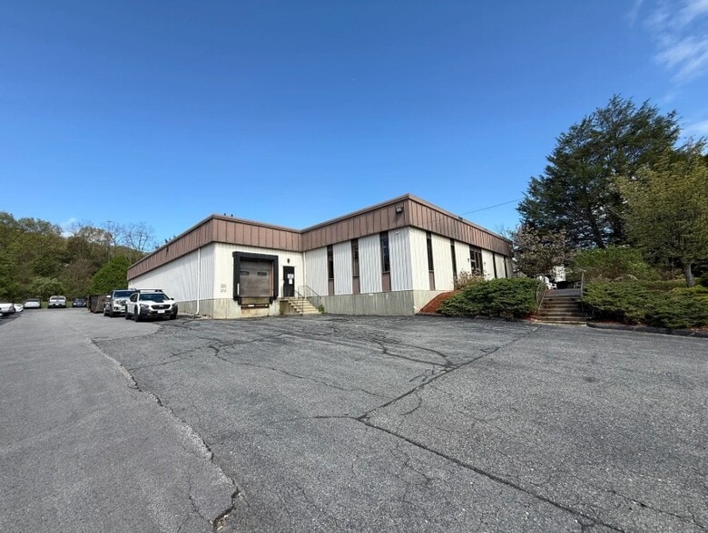 235 Brooks St, Worcester, MA for lease - Primary Photo - Image 1 of 2