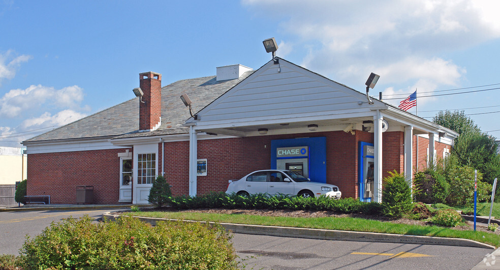 472 Medford Ave, Patchogue, NY for lease - Building Photo - Image 2 of 8