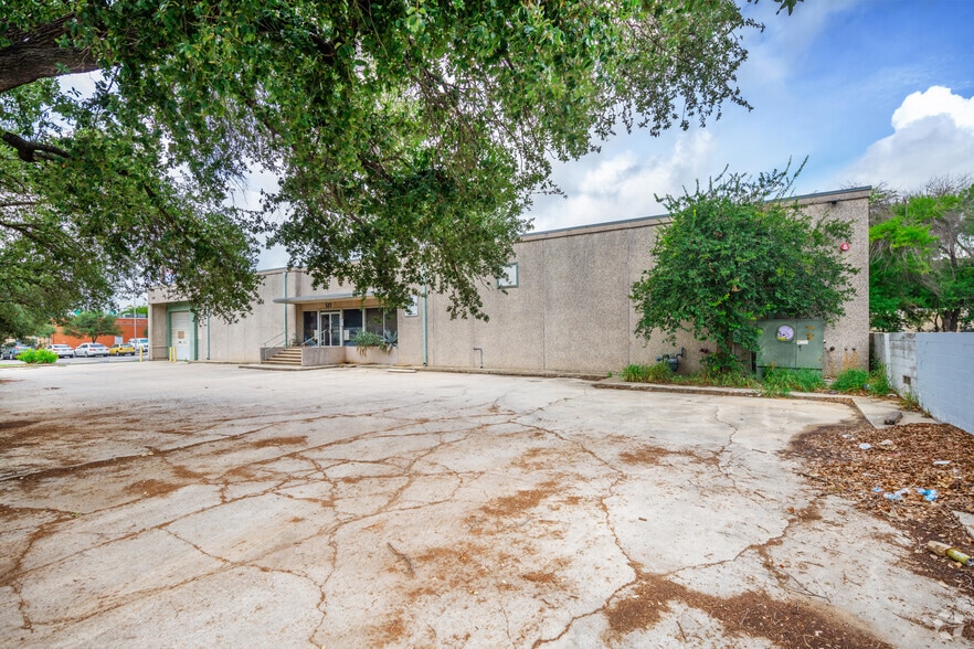 523 Urban Loop, San Antonio, TX for lease - Primary Photo - Image 1 of 24
