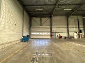 Flex in Chaponost for lease Building Photo- Image 2 of 3