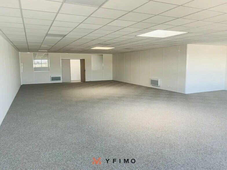 Office in Orgeval for lease - Interior Photo - Image 2 of 4