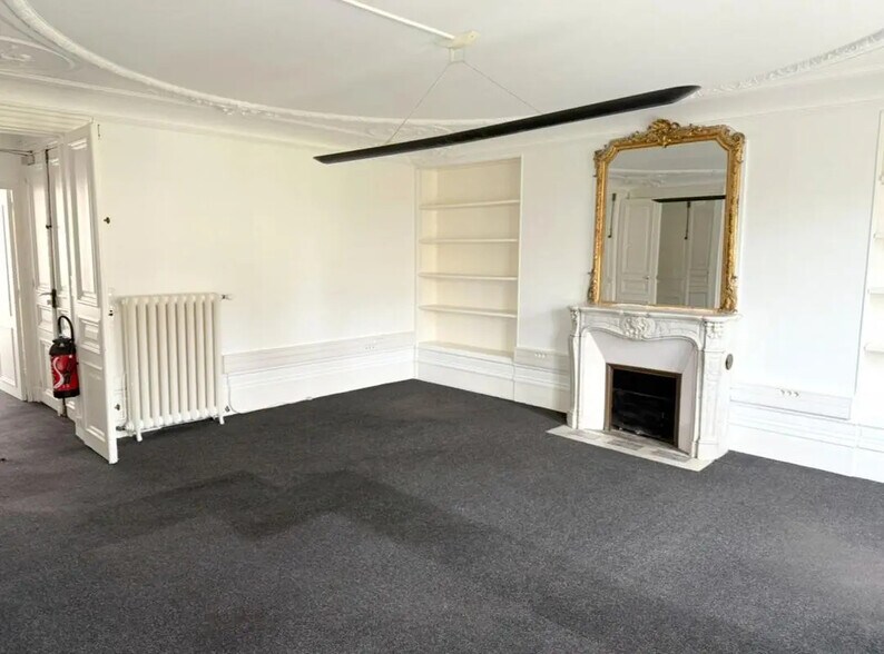 Office in Paris for lease - Interior Photo - Image 2 of 10