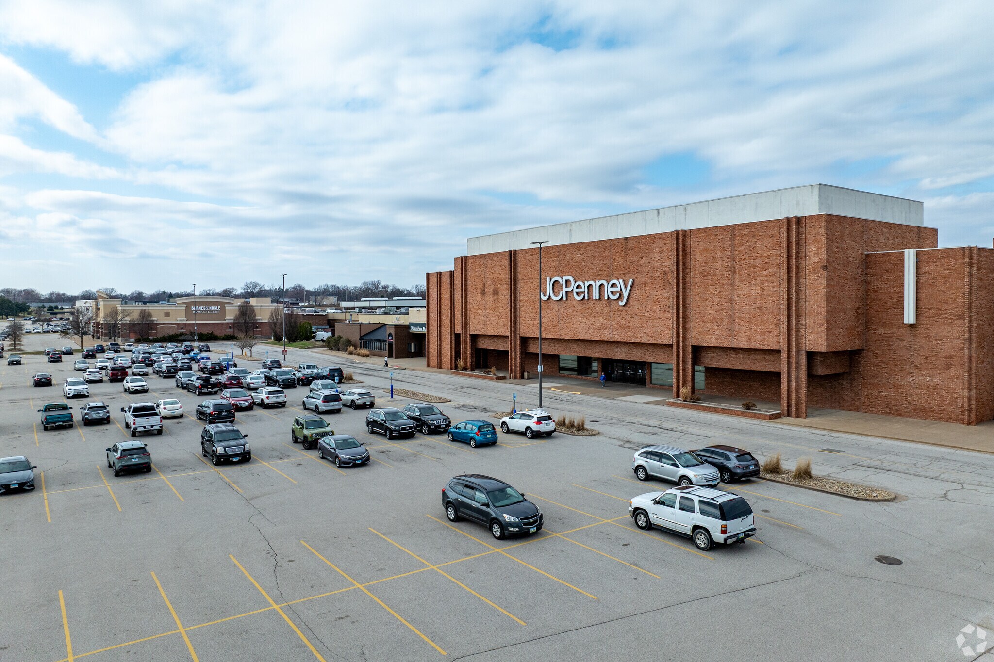320 W Kimberly Rd, Davenport, IA for sale Primary Photo- Image 1 of 1