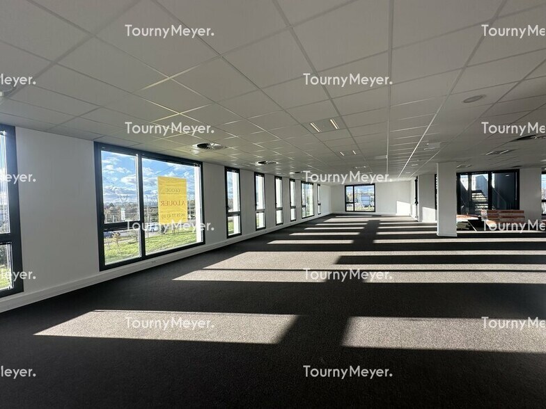 Office in Rezé for lease - Building Photo - Image 2 of 4