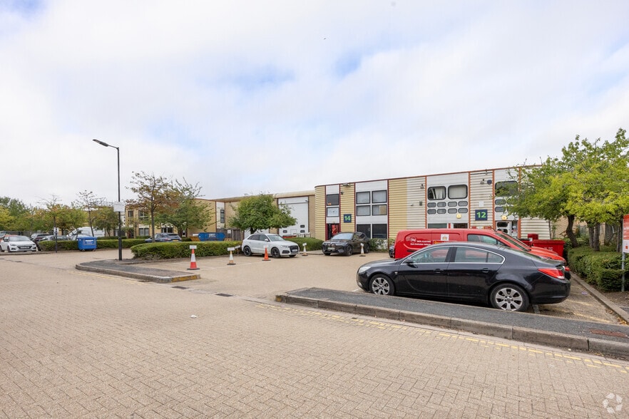 20 Plover Clos, Newport Pagnell for lease - Primary Photo - Image 3 of 4