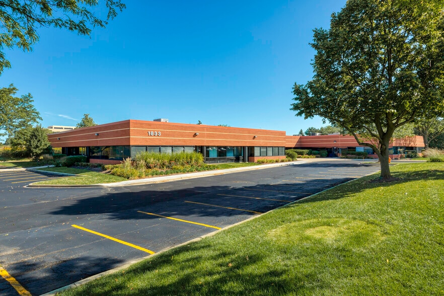 1833 Centre Point Cir, Naperville, IL for lease - Building Photo - Image 3 of 8