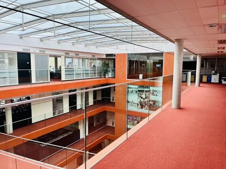 Retail in Bordeaux for lease - Building Photo - Image 1 of 6