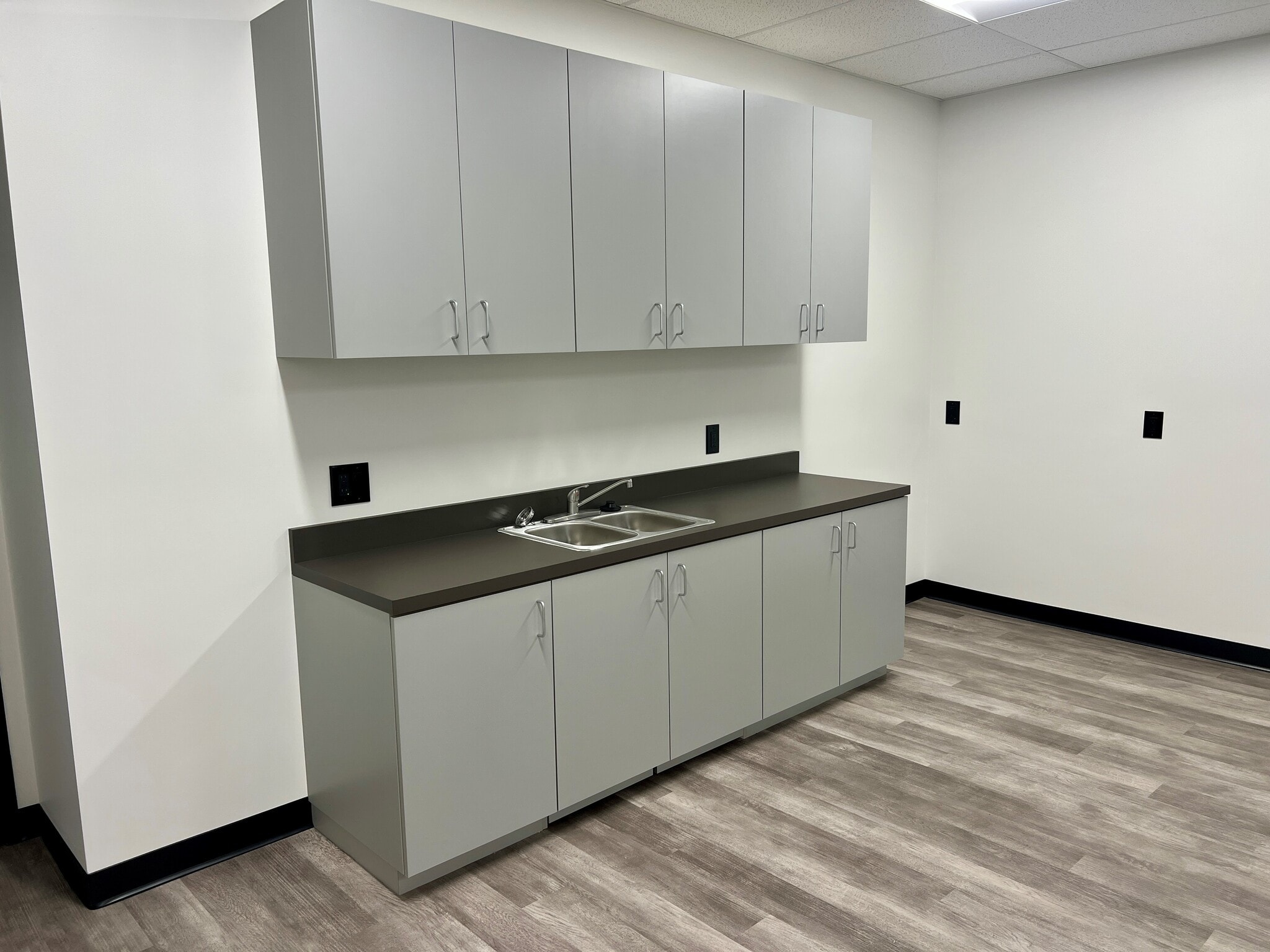 10542 Calle Lee, Los Alamitos, CA for lease Interior Photo- Image 1 of 13
