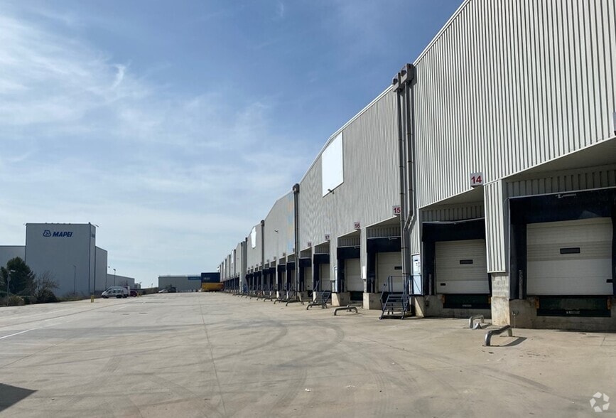 Calle Tesoro, 1, Cabanillas del Campo, Guadalajara for lease - Building Photo - Image 2 of 4