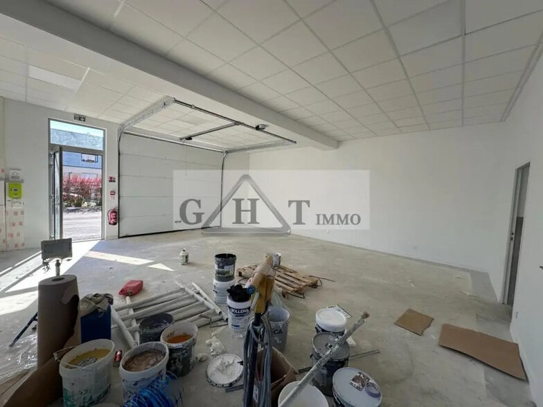 Industrial in Saint-Michel-sur-Orge for lease - Interior Photo - Image 1 of 4