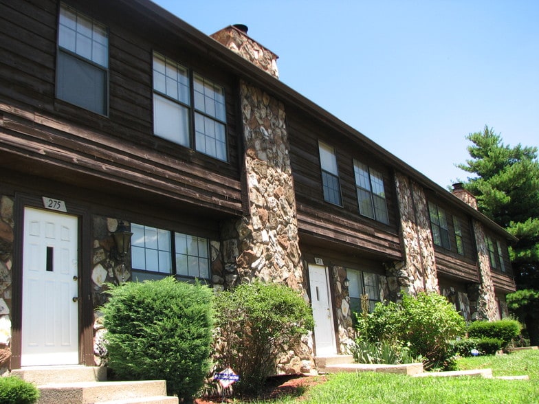 233 Northport Hills Dr, Florissant, MO for sale - Primary Photo - Image 1 of 3