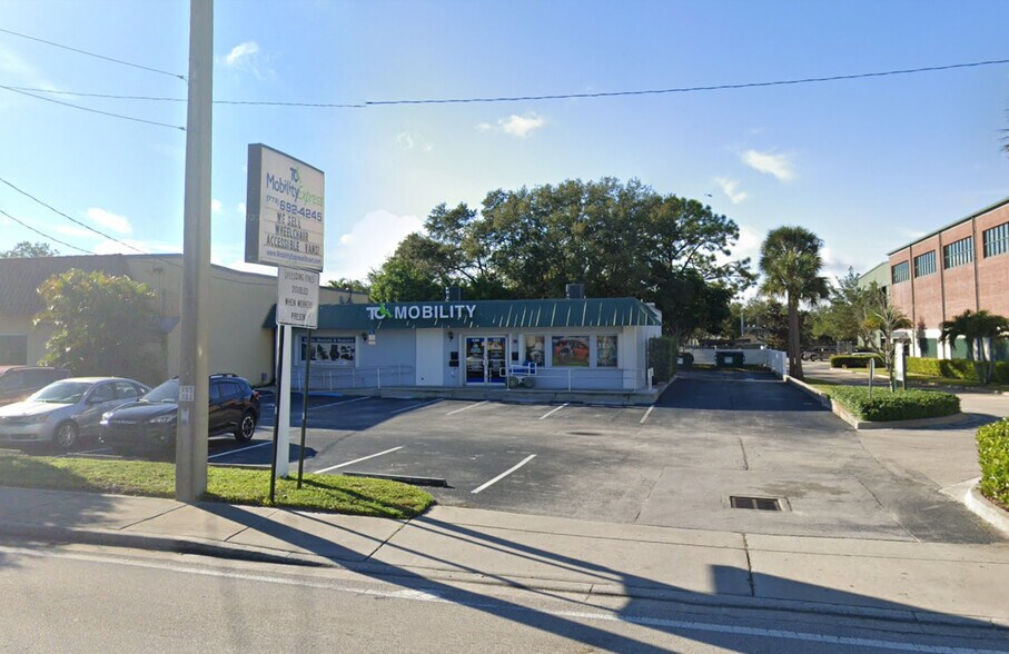 132 SW Monterey Rd, Stuart, FL 34994