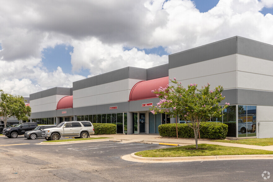 9391-9640 Tradeport Dr, Orlando, FL for lease - Building Photo - Image 1 of 4