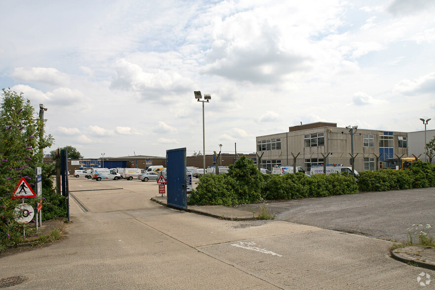 Griffin Ln, Aylesbury for lease - Primary Photo - Image 1 of 5