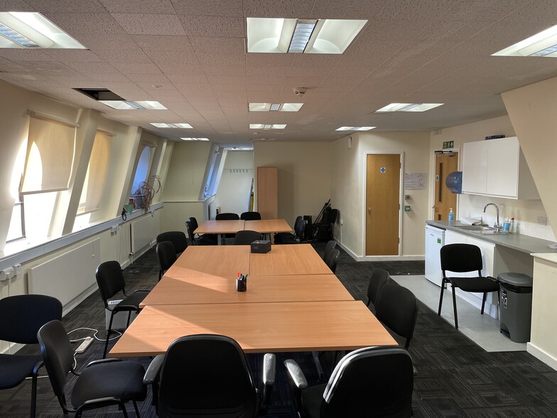 115 High St, Croydon for lease - Interior Photo - Image 2 of 9