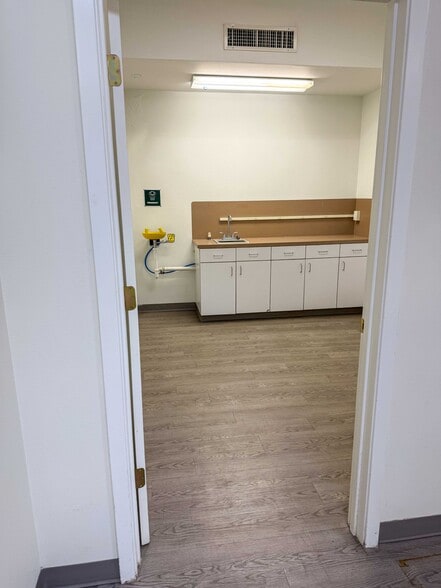 2112 N Navarro St, Victoria, TX for lease - Interior Photo - Image 3 of 7