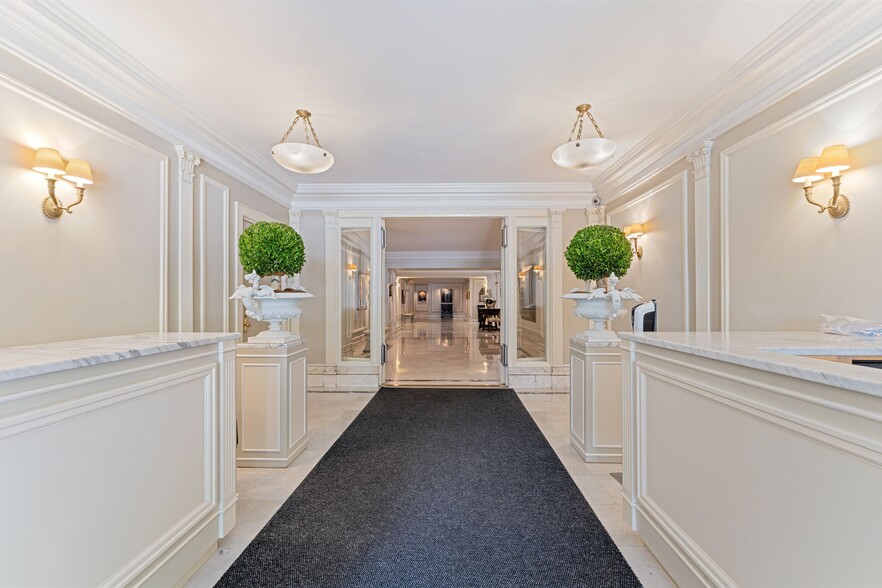 815 Park Ave, New York, NY for sale - Interior Photo - Image 2 of 4