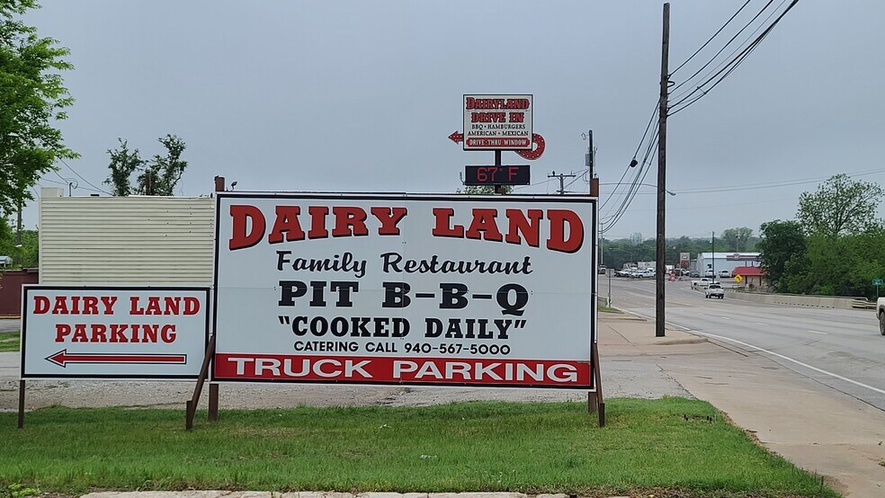 325 S Main St, Jacksboro, TX 76458 325 S Main St, Jacksboro TX 76458