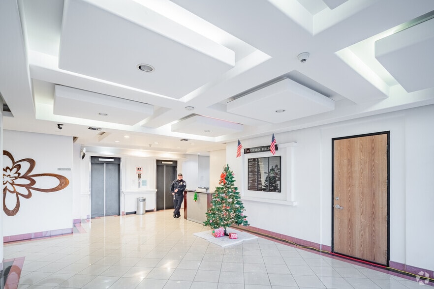 11222 S La Cienega Blvd, Inglewood, CA for lease - Interior Photo - Image 2 of 27