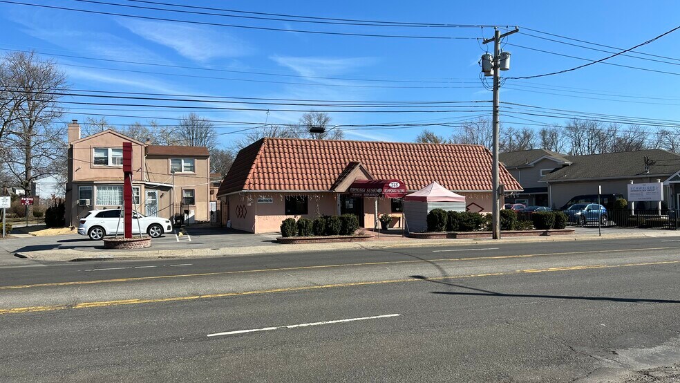 348 Merrick Rd, Amityville, NY for sale - Primary Photo - Image 1 of 1